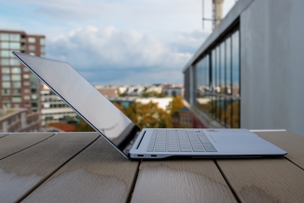 Der maximale Neigungswinkel des Displaydeckels.