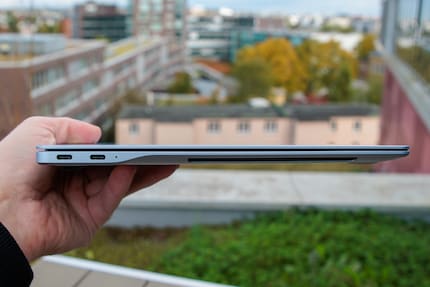 Das Galaxy Book 4 Edge ist ein kompaktes Leichtgewicht mit einer Grundausstattung an Anschlüssen.