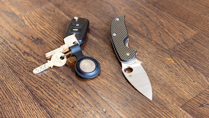 Die 7,6 Zentimeter lange Klinge des Spyderco Sage ist aus CPM-S30V-Stahl. Er ist extrem hart und hält den Schliff deshalb lange. Dafür ist das Nachschleifen aufwändiger als bei weicheren Legierungen.
