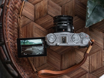 The X-M5 comes in the familiar retro look. However, the wheels control the image look and shooting modes - and not ISO and shutter speed as with other models.