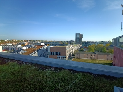 The ultra-wide-angle camera keeps up with the main camera despite its low resolution – but that’s not a positive.