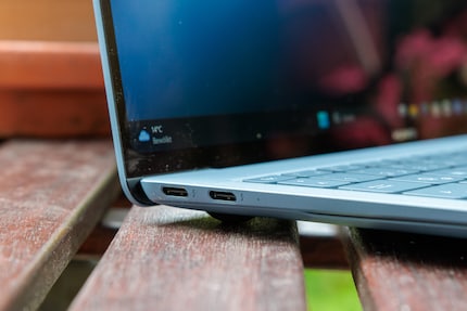 The MateBook can be charged via the two USB-C ports (Thunderbolt 4) on the left side.