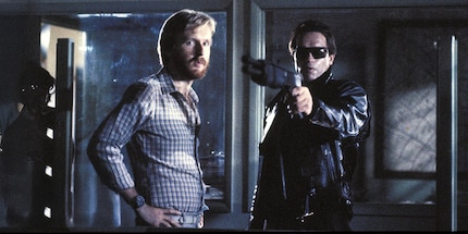 James Cameron (a sinistra) e Arnold Schwarzenegger (a destra) durante le riprese.