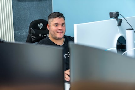 Zahlen, Ziele und Projekte – in seiner Funktion als Store Manager verbringt Patrick viel Zeit vor dem Computer.