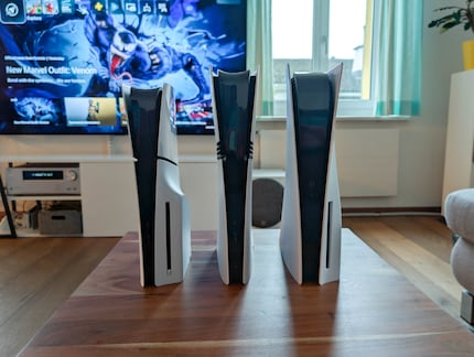 Die PS5 Slim (links), gefolgt von der Pro und der Original-PS5.