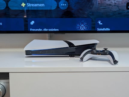 Auch ohne Ständer liegt die PS5 Pro relativ stabil.