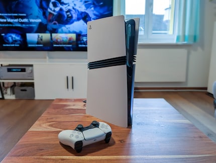 Die PS5 Pro hat deutlich mehr Leistung, dafür kein Laufwerk mehr wie die Vorgängerin.