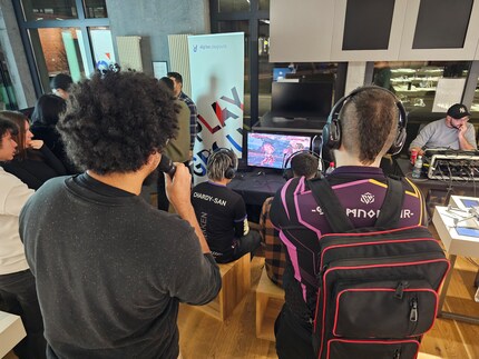 Ragebrownie follows the action on the game stations closely.