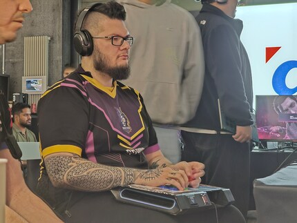 The motto of the tournament was: Bring your own device. Some played with controllers and others with arcade sticks.