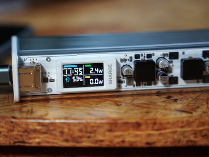 Das Display zeigt ziemlich akkurat, wie viel Leistung die Powerbank abgibt.