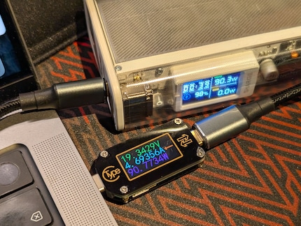 Mein MacBook wird mit bis zu 90 Watt über USB-C aufgeladen.