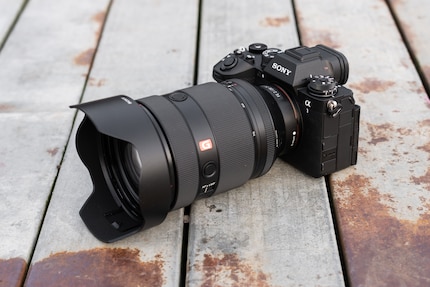 La Sony Alpha 1 II insieme al nuovo FE 28-70 mm f/2 GM.