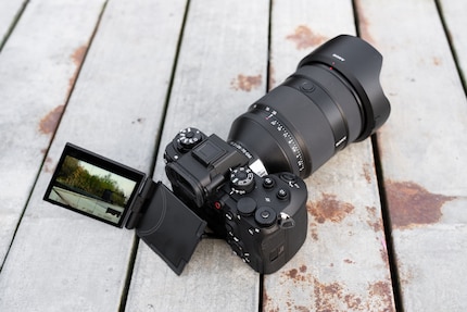 Sony ora utilizza anche un display nel suo modello di punta che può essere ruotato e inclinato in tutte le direzioni possibili. Anche la risoluzione è al passo con quella di altri produttori.