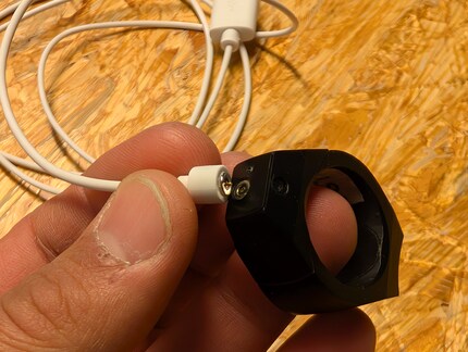 La batteria dura un giorno lavorativo e può essere ricaricata tramite un collegamento magnetico.