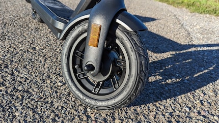 De nombreux modèles n’ont qu’un frein électrique en plus d’un frein à friction sur la deuxième roue.