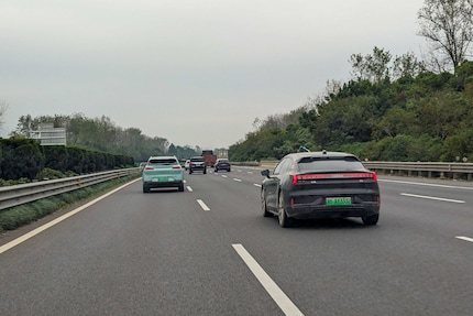 The Zeeker Z001 on a Chinese motorway.