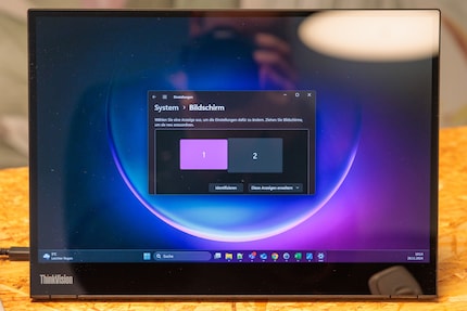In den Anzeigeeinstellungen festlegen, auf welcher Seite der externe Monitor steht.