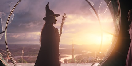Quando finalmente arriva l'iconico momento di «Defying Gravity», è difficile trattenere le lacrime.