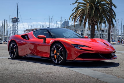 Una Ferrari SF90 Stradale come questa.
