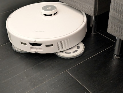 Il Roborock si affida anche a panni rotondi, uno dei quali è estendibile.
