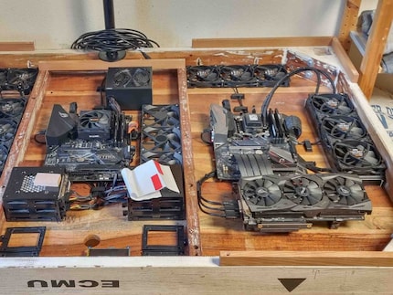 Il NAS (a sinistra) contiene numerosi documenti, foto e video. A destra c'è la workstation.