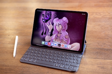 iPad und Tastatur sind etwas in die Jahre gekommen, sind aber stets treue Begleiter für meine Kunst.