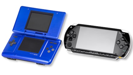 Der Nintendo DS und die PSP-1000 im Vergleich.
