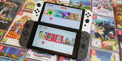 Meine zwei Switches – oben die neuere OLED-Variante und unten die Launch-Switch.