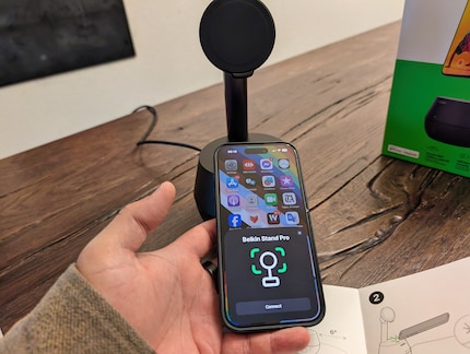 Il suffit de tenir l'iPhone contre le support pour que la connexion démarre.