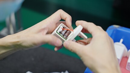 À la fin, on met le couvercle, comme ici avec un produit similaire.