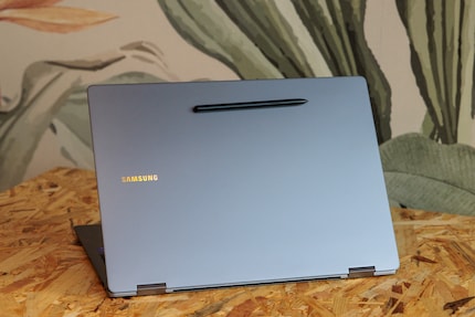 If you’re carrying the notebook in a backpack, the S Pen won’t stay on.