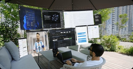 Das virtuelle Office mit einem riesigen Monitor.