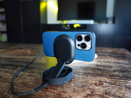 Dieser Qi2-Charger von Belkin funktioniert nur mit Magneten. Ohne hält das Smartphone gar nicht.