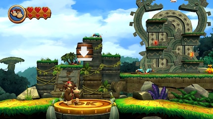 Nachdem ich auf dem Donkey-Kong-Feld rumgetrommelt habe, taucht ein Fass auf, das mich in den Hintergrundbereich des Levels katapultiert.