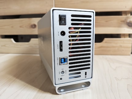 La parte posteriore offre: interruttore di alimentazione, connessione di alimentazione, eSATA, USB, selezione RAID con pulsante SET e slot di sicurezza Kensington.