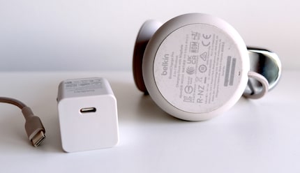 Ein Blick von unten auf die Belkin-Station: Die Soft-Touch-Oberfläche zieht Staub an. Links das Netzteil und USB-C-Kabel.
