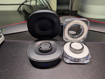 La custodia Samsung (a destra) a confronto con la custodia RingConn. Altri produttori, come Oura o Ultrahuman, non offrono alcuna custodia di ricarica.