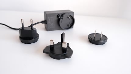 Denkt Zens, dass ich ihre Ladestation auf Weltreise mitnehme? Oder wollten sie bei der Produktion Geld sparen und haben einfach für alle möglichen Stecker gleich den passenden Adapter beigelegt?