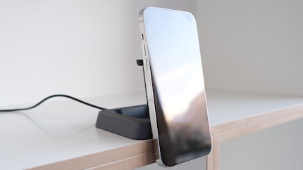 Im Hochformat kann ich mein iPhone nur laden, wenn ich die Charging Station am Rand meines Regals platziere – und dann auf die Haltekraft der Magnete vertraue.