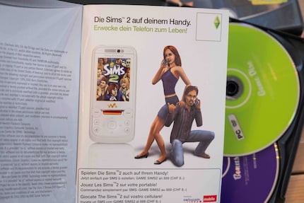 Sims aus einer Zeit, in der du Spiele noch per SMS auf dein Sony Ericsson Handy laden konntest.