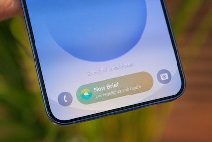 The Now Bar only fills up with content when the smartphone is used.