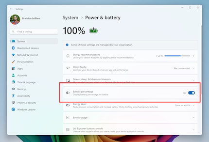 In the box marked red here, activate the percentage display for the battery in the settings.