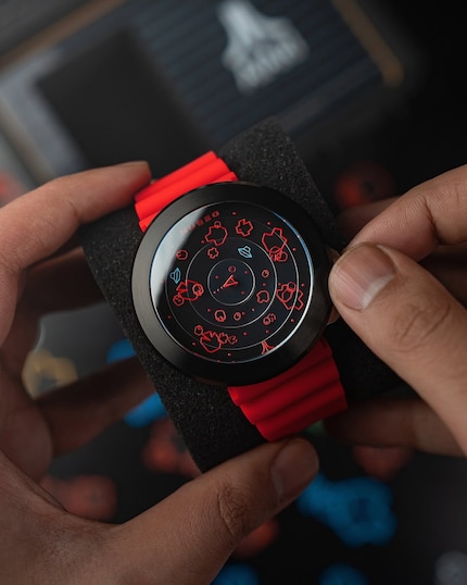 On the left is the watch with an orange-coloured strap (Plasma Pumpkin), on the right Supernova Red.
