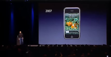 Steve Jobs avec son opus magnum, le tout premier iPhone.
