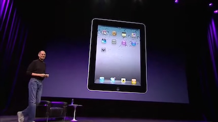 Steve Jobs a également présenté avec fierté le tout premier iPad.