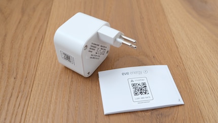 Puoi integrare le spine intermedie compatibili con Matter, come questa di Eve, nel sistema di smart home scansionando il codice con lo smartphone.