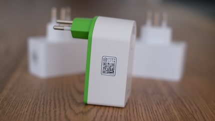 Auf Matter-kompatiblen Smart Plugs ist in der Regel ein entsprechender Bildcode aufgedruckt. Durch das Scannen mit dem Smartphone kannst du sie in dein Smart-Home-System integrieren.