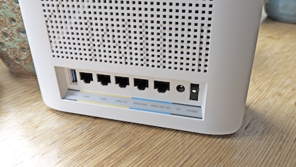 Il pannello posteriore offre connessioni per RJ45 10 Gigabit WAN/LAN, RJ45 10 Gigabit LAN, RJ45 Gigabit WAN/LAN, RJ45 Gigabit LAN e USB-A 3.0.