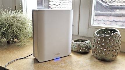Sulla parte anteriore, un LED disattivabile sotto la scritta Asus mostra lo stato attuale in diversi colori. Se tutto va bene, si illumina di bianco.