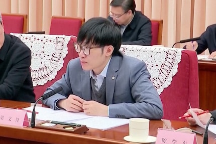 L’une des seules images de Liang Wenfeng provient de la télévision d’État chinoise.